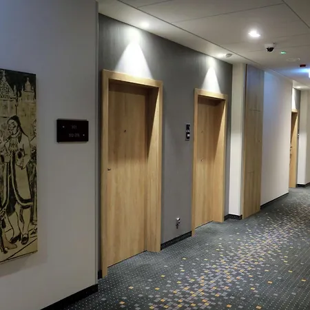 Hampton By Hilton Old Town מלון